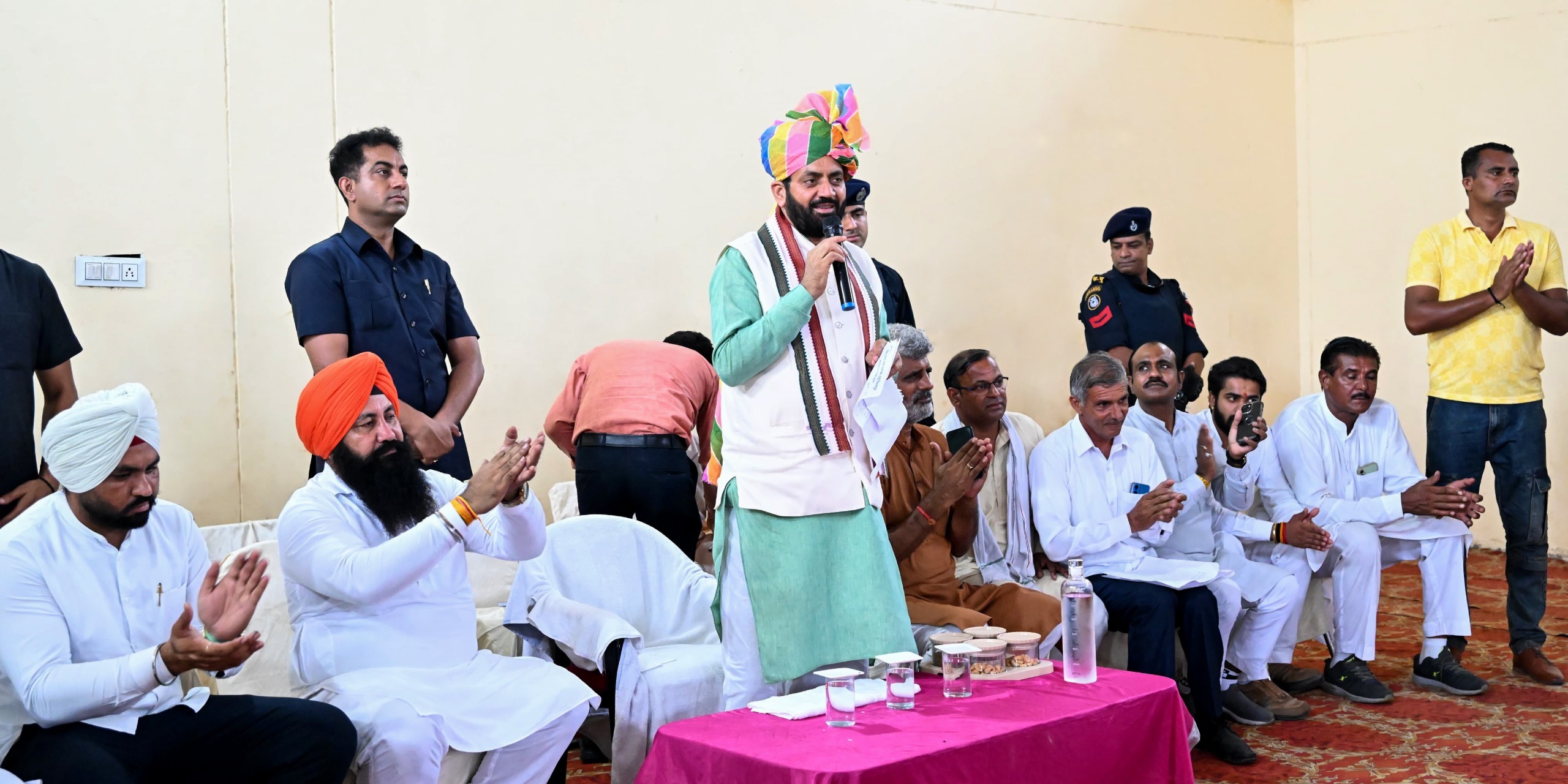 इधर-उधर जाने की जरूरत नहीं..मैं खुद गांव में आया हूं, लाडवा विधानसभा के गांवों पहुंचे सीएम, इत्मीनान से सुनी समस्याएं